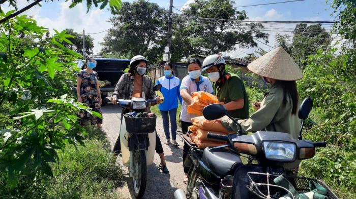 Trao quà đến người dân ở P.Phước Long A, P.Long Phước (ngày 17/09/2021)